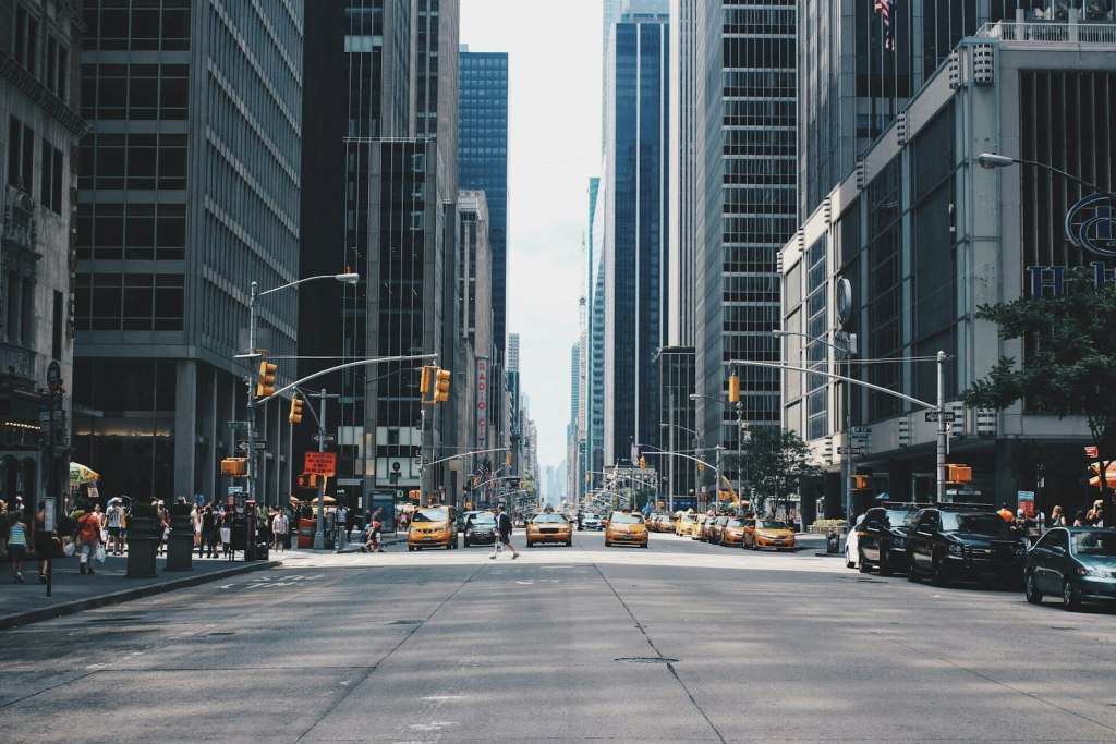 الاستثمار العقاري السكني أم التجاري؟ كيف تختار الأفضل؟